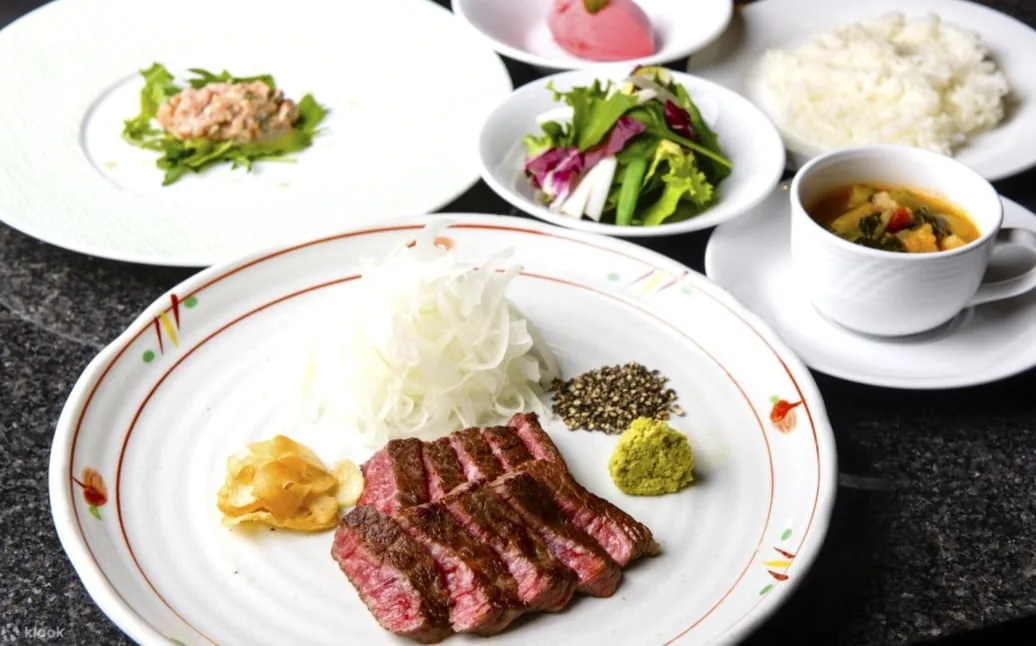 和牛ステーキに前菜、ご飯、スープを添えたランチコース