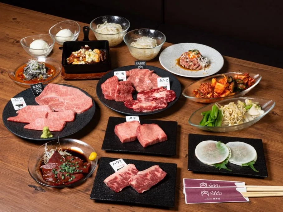 部位ごとに盛り付けた和牛と小鉢が並ぶ焼肉コース