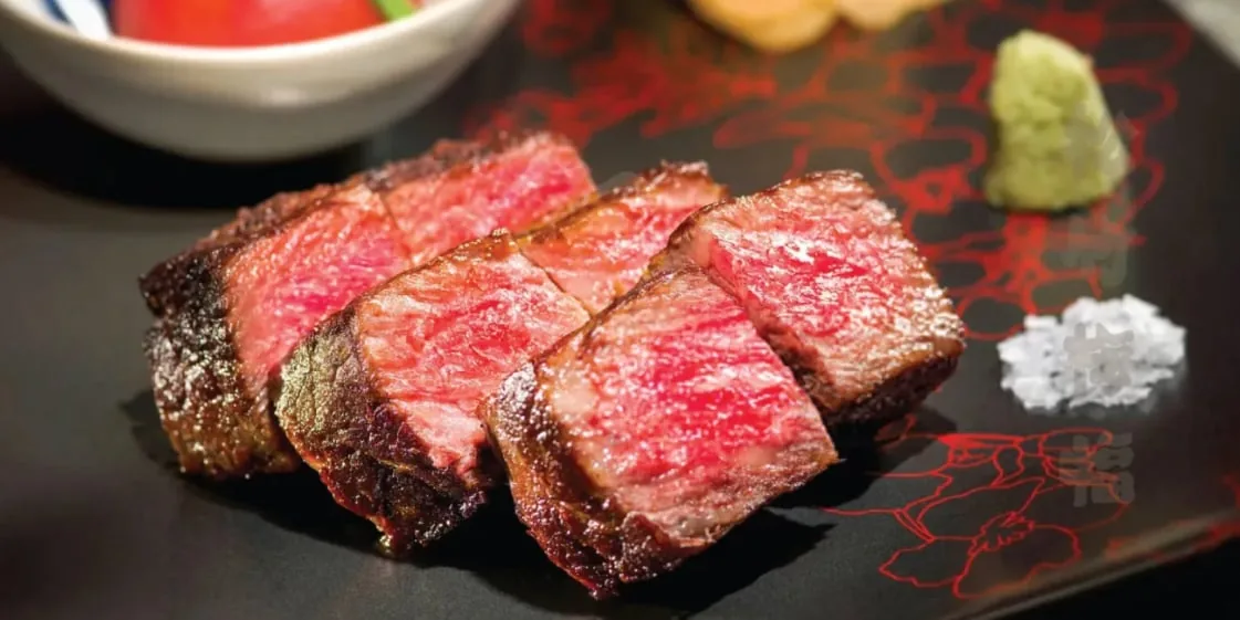 わさびと塩を添えて切り分けた和牛ステーキ